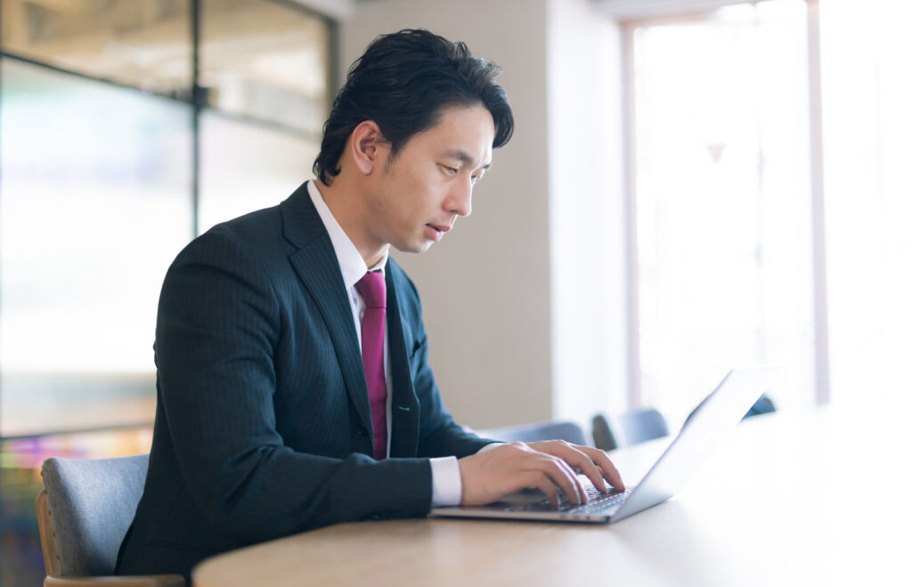 社内SEとしてデスクワークをしている様子